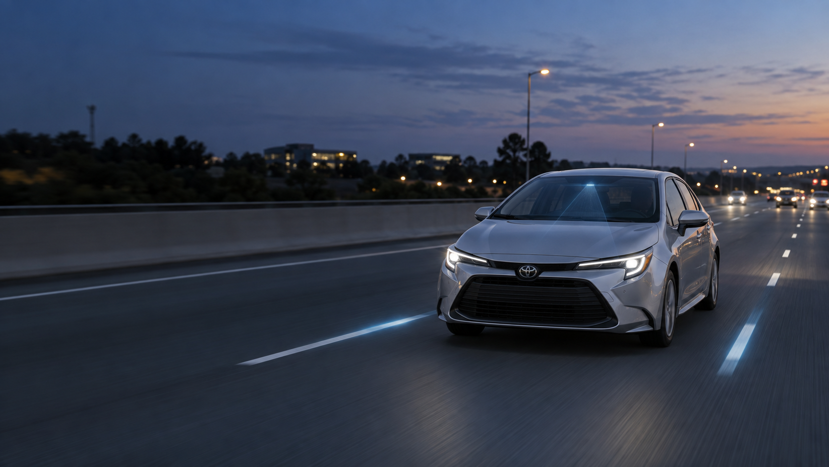 Toyota Corolla 2026 plateado circulando entre líneas de carril con sensores de asistencia visibles