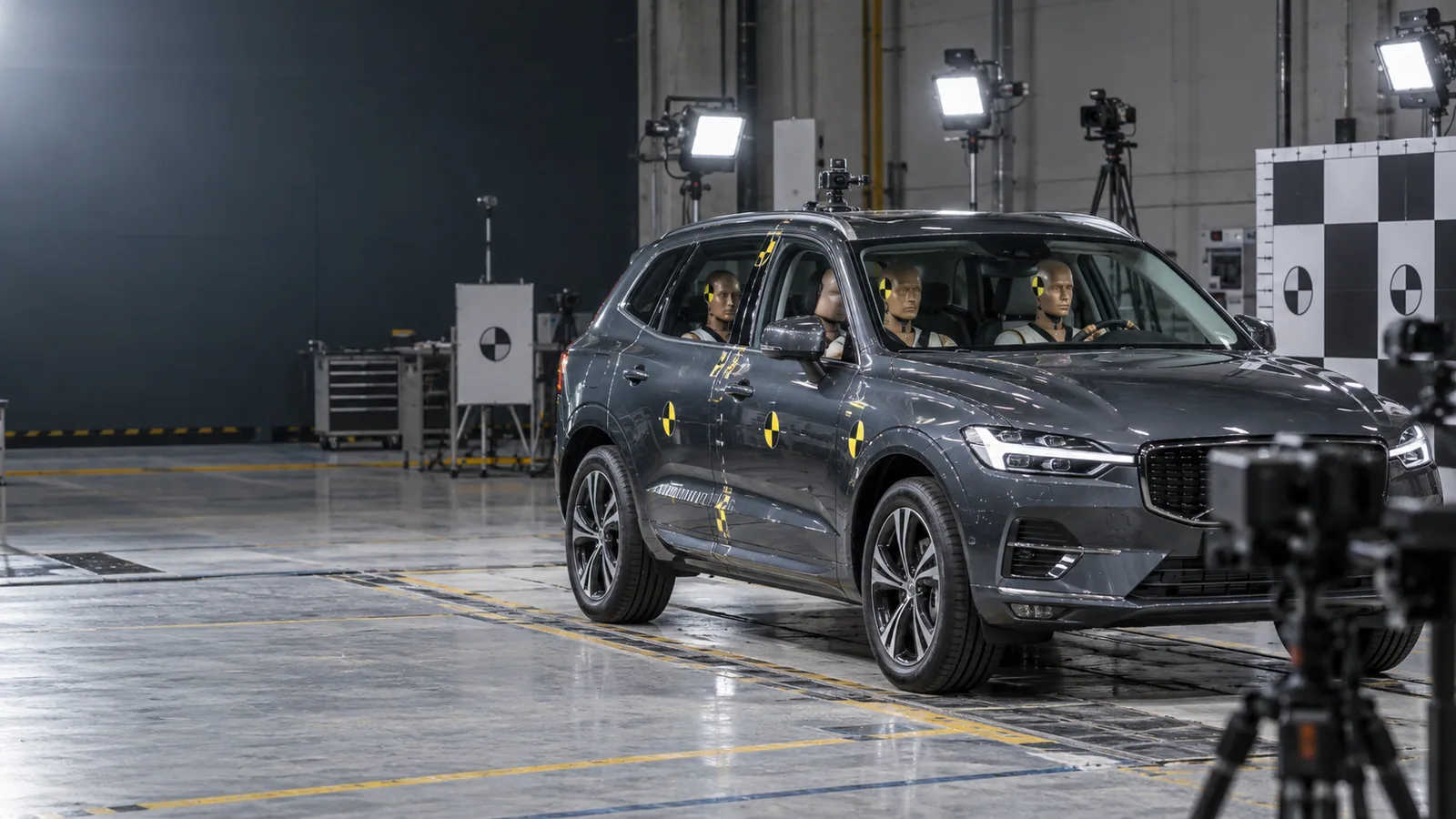 Recreación editorial de un SUV instrumentado con maniquíes en un laboratorio de pruebas de seguridad