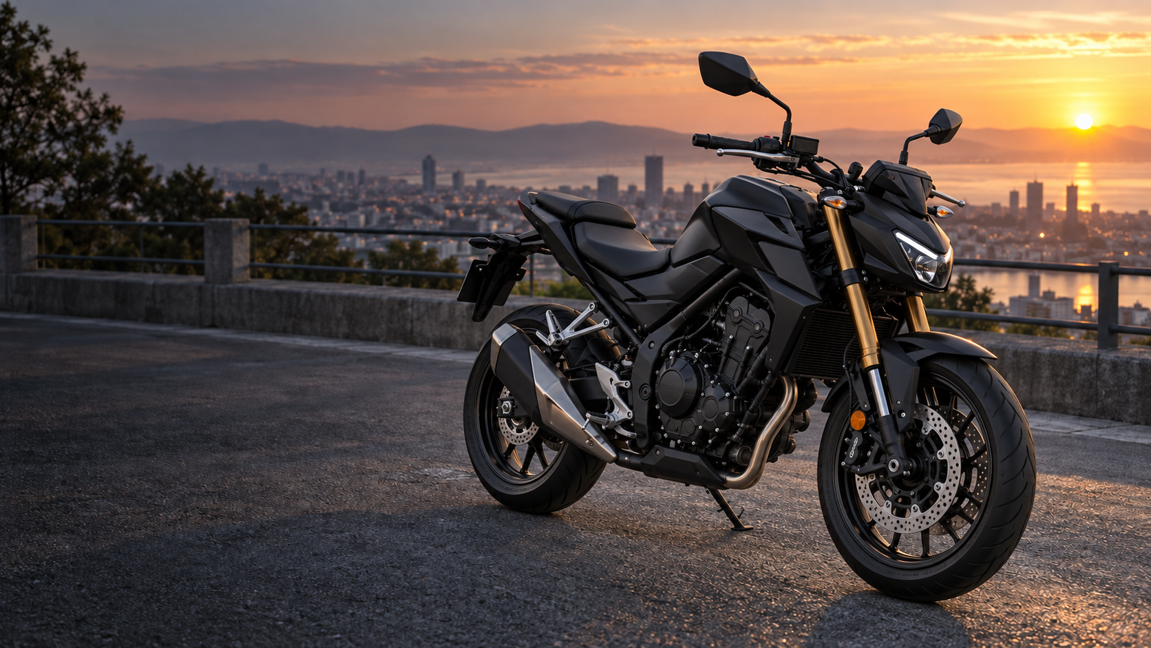 Recreación editorial de una moto naked bicilíndrica negra estacionada en un mirador urbano