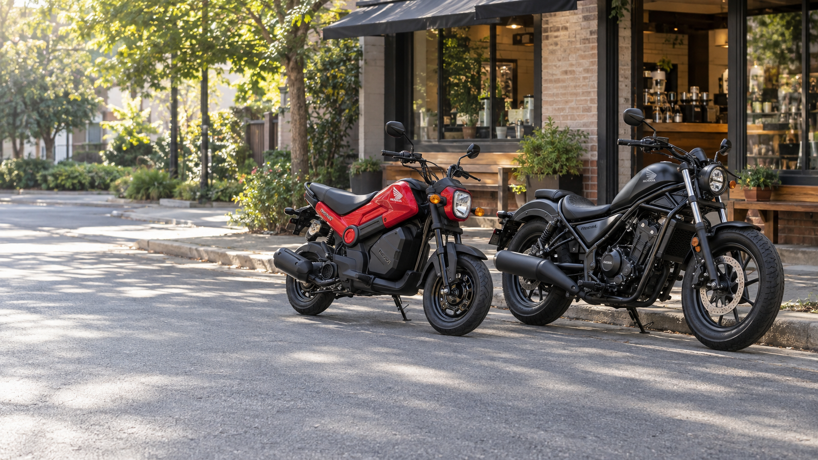 Honda Navi roja y Honda Rebel 300 E-Clutch negra estacionadas frente a una cafetería