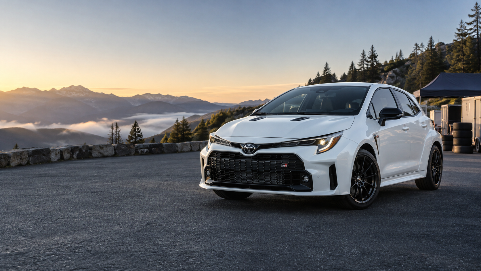 Toyota GR Corolla 2026 blanco en un mirador de montaña junto a un pequeño paddock