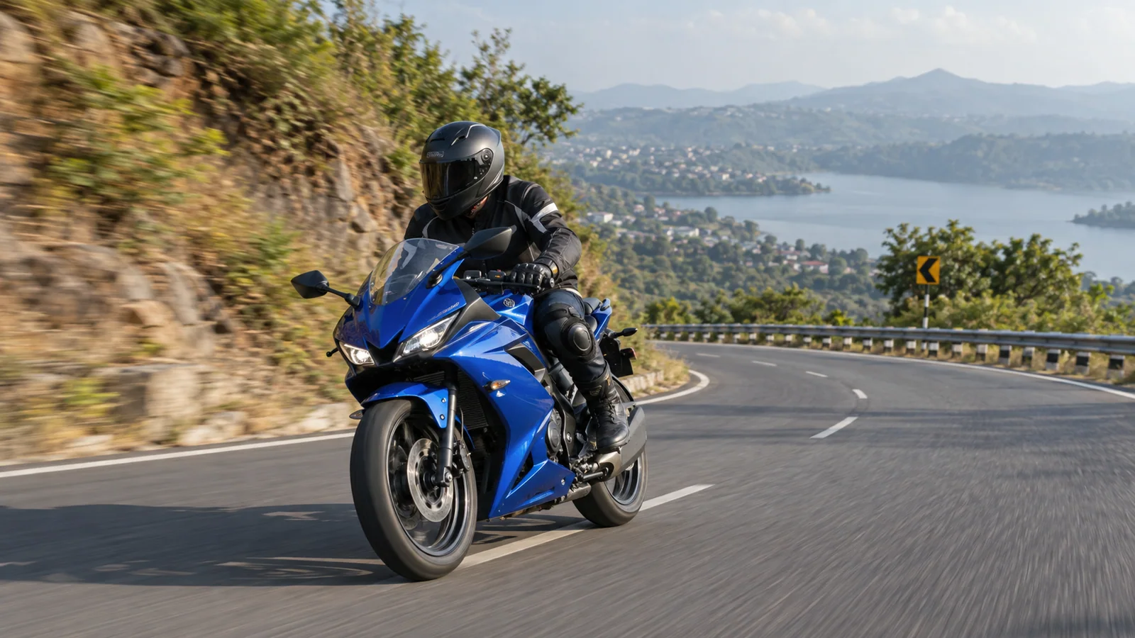 Recreación editorial de la Yamaha YZF-R2 en una carretera de curvas